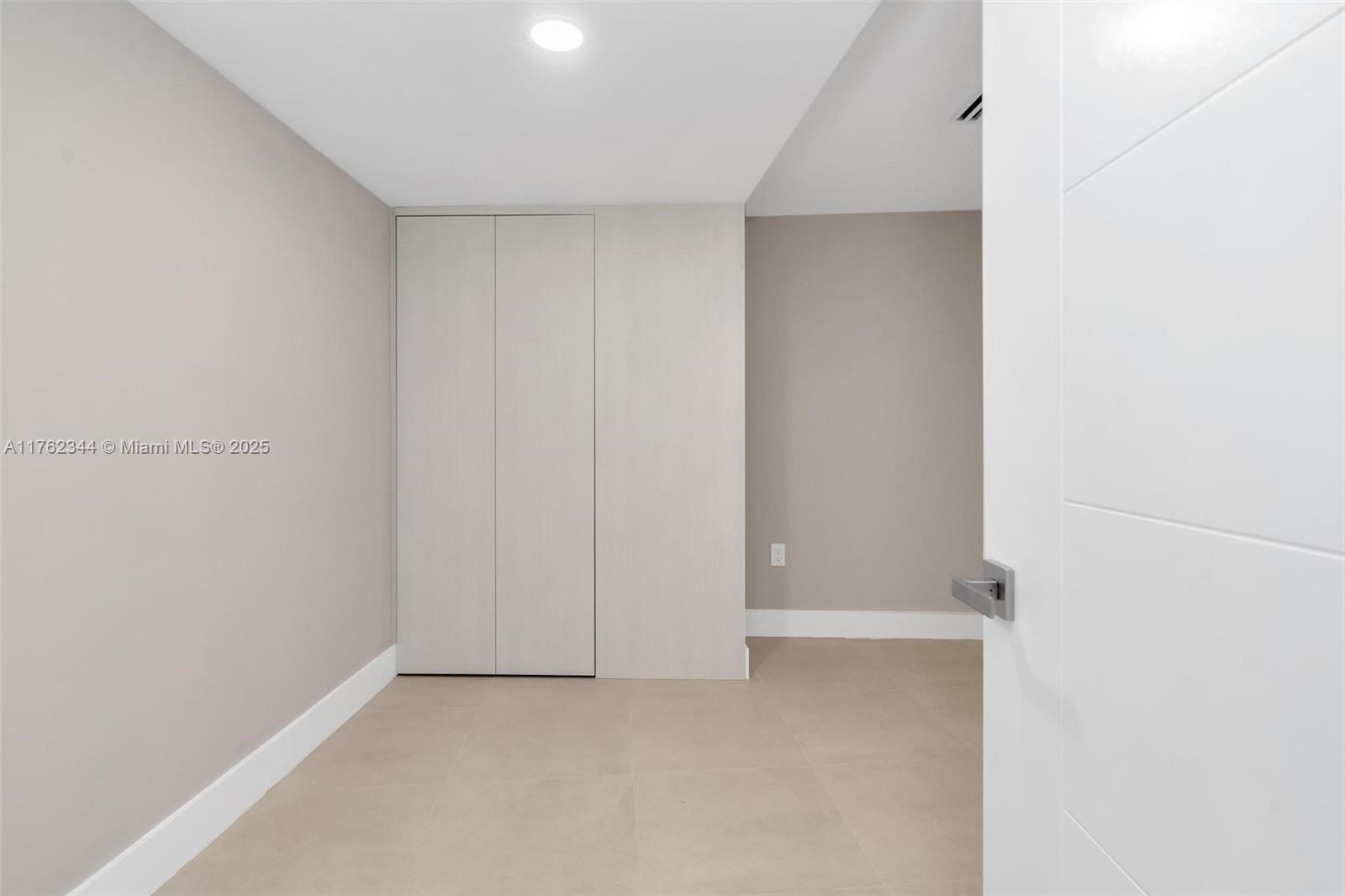 IMPERIAL HOUSE CONDO - Residential