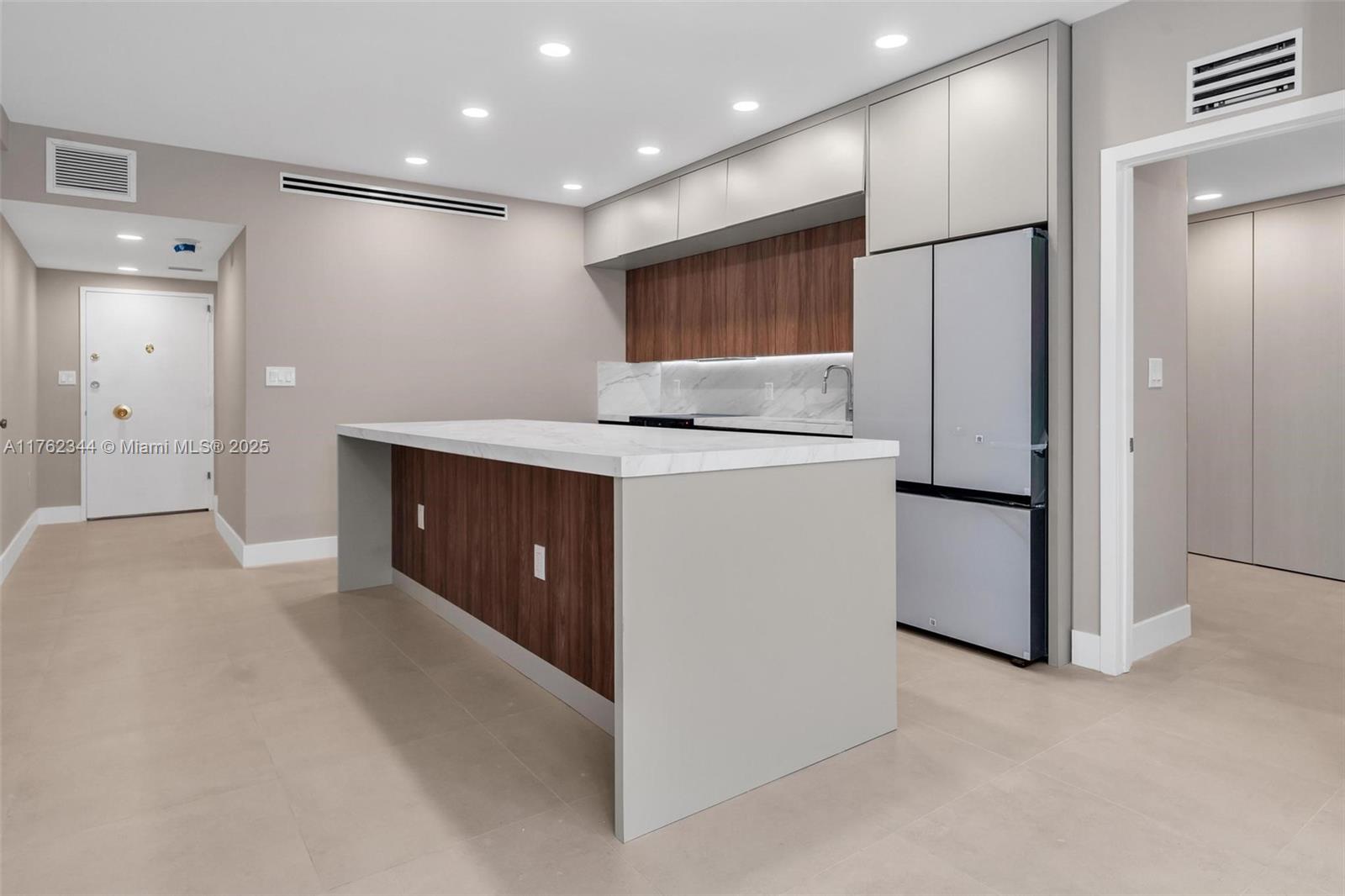 5255 Collins Ave 9B