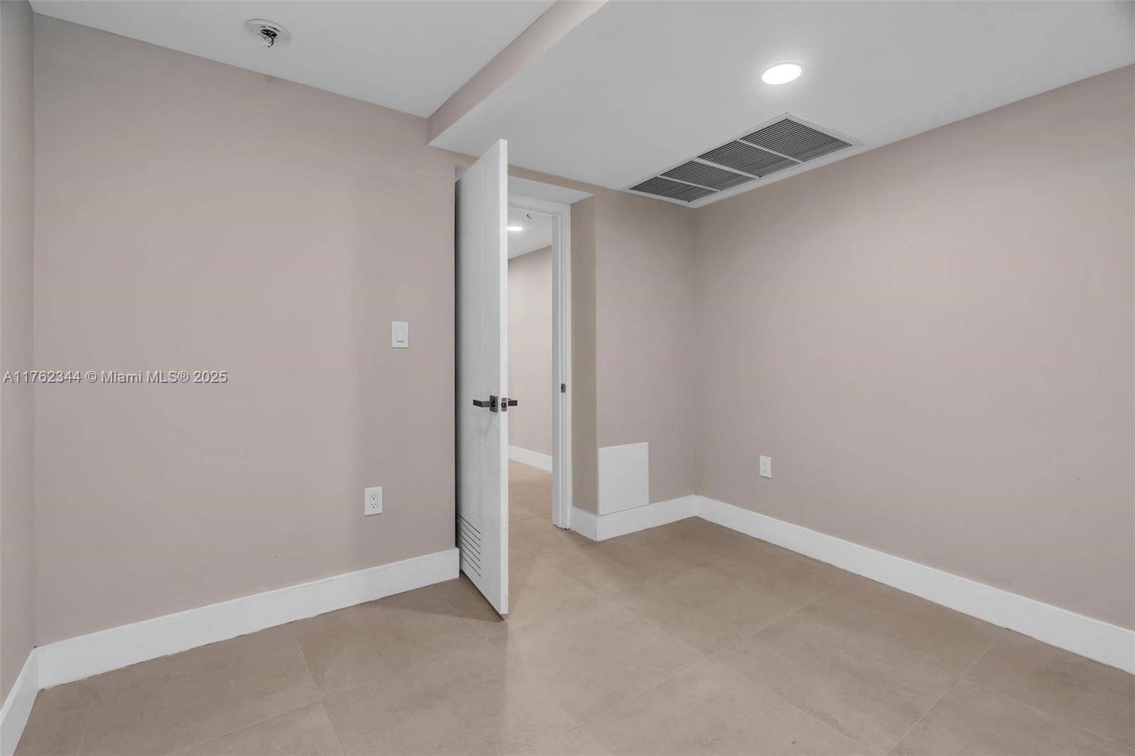 IMPERIAL HOUSE CONDO - Residential