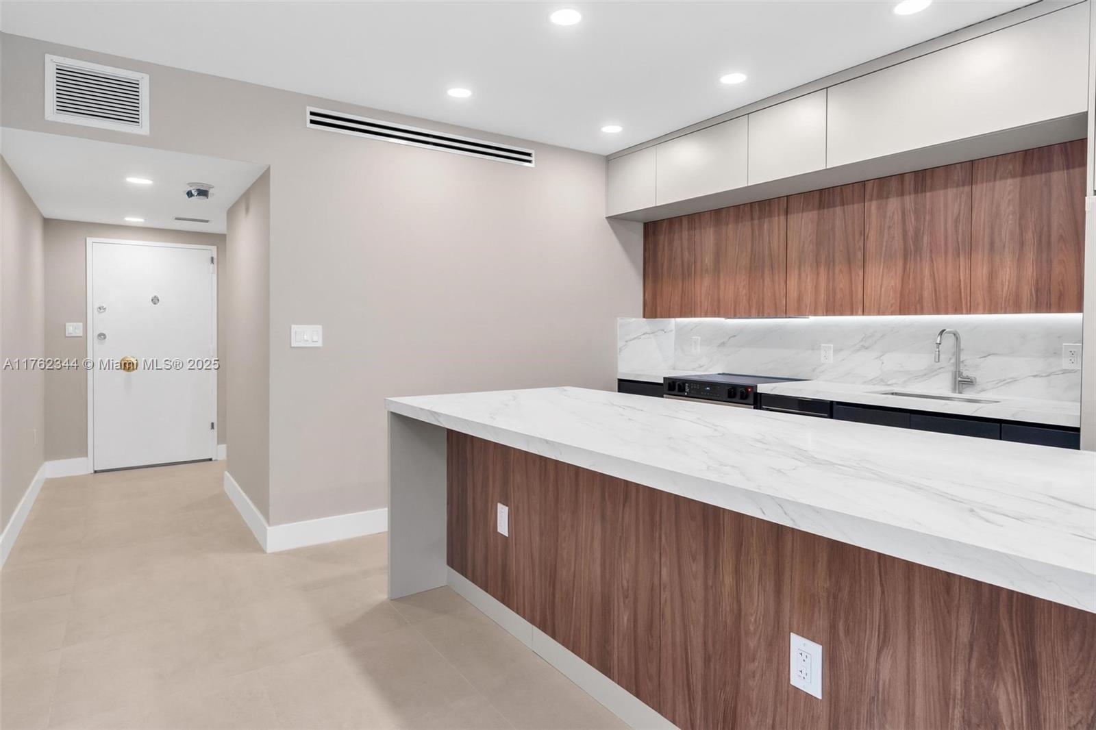 IMPERIAL HOUSE CONDO - Residential