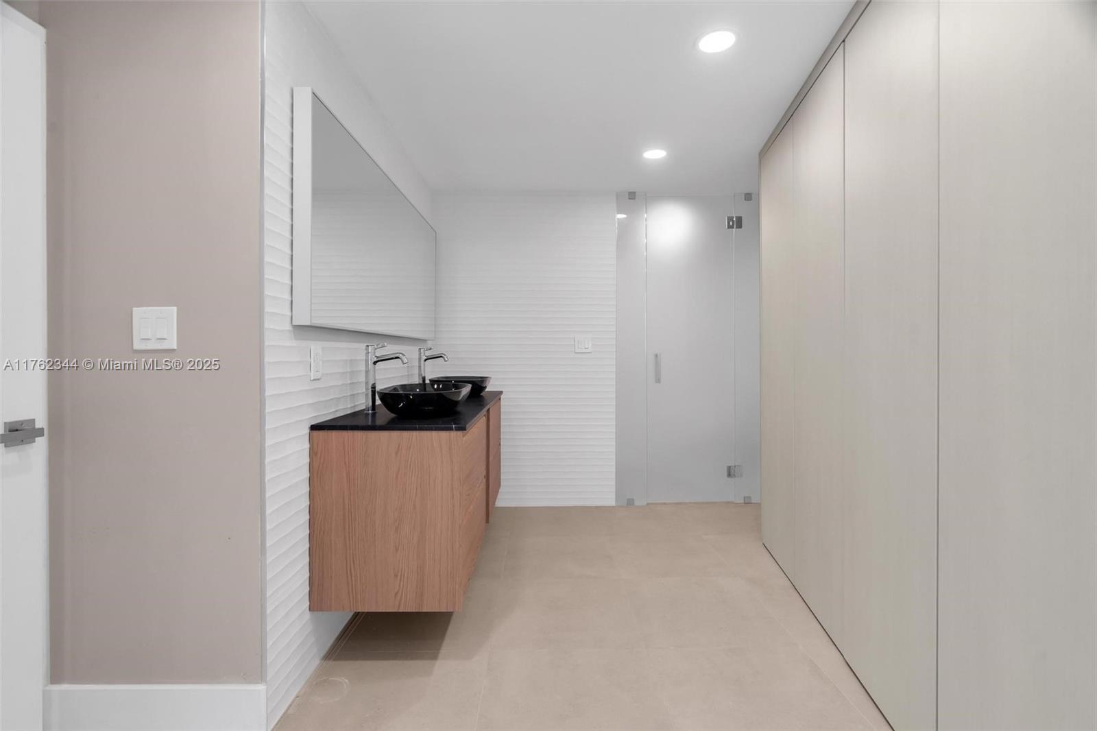 IMPERIAL HOUSE CONDO - Residential