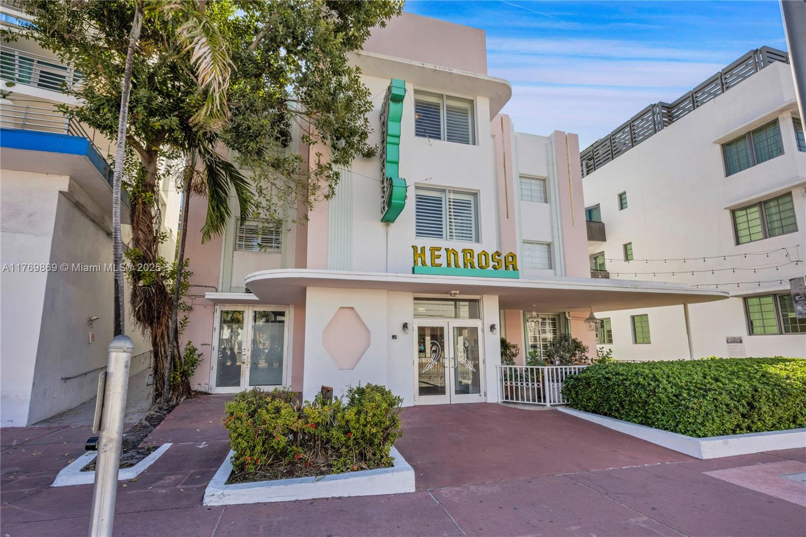 Centrally located on desirable Collins Avenue, this commercial/retail space is adjacent to the Henrosa Hotel. 2,800+/- interior SF, bathroom, office area and open storage area. Just one block away from the ocean and a couple of blocks from Espanola Way. This flexible space can easily accommodate a variety of uses.
Parking garage just a stroll away.