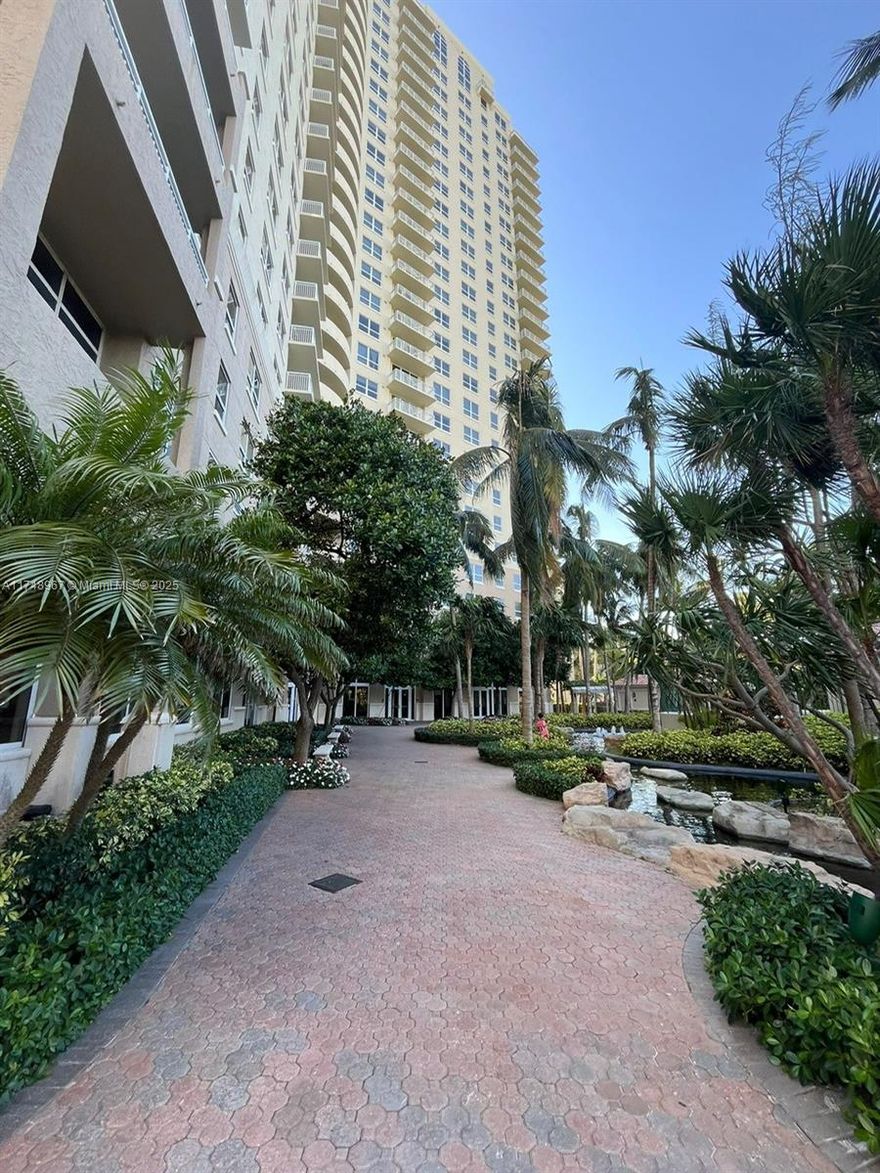 Beautiful 2 Bedroom 2 bathroom unit in Turnberry on the Green at Aventura. Offers modern living in a prime location. Corner unit with private balcony with amazing views to the city. Luxury amenities, two pools, playground, party room, gym, BBQ area, 24 hours security.