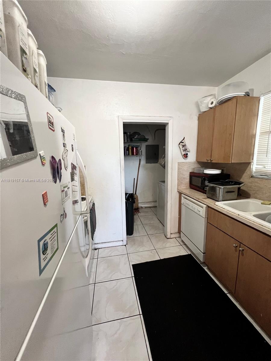 2141 NW 57 St