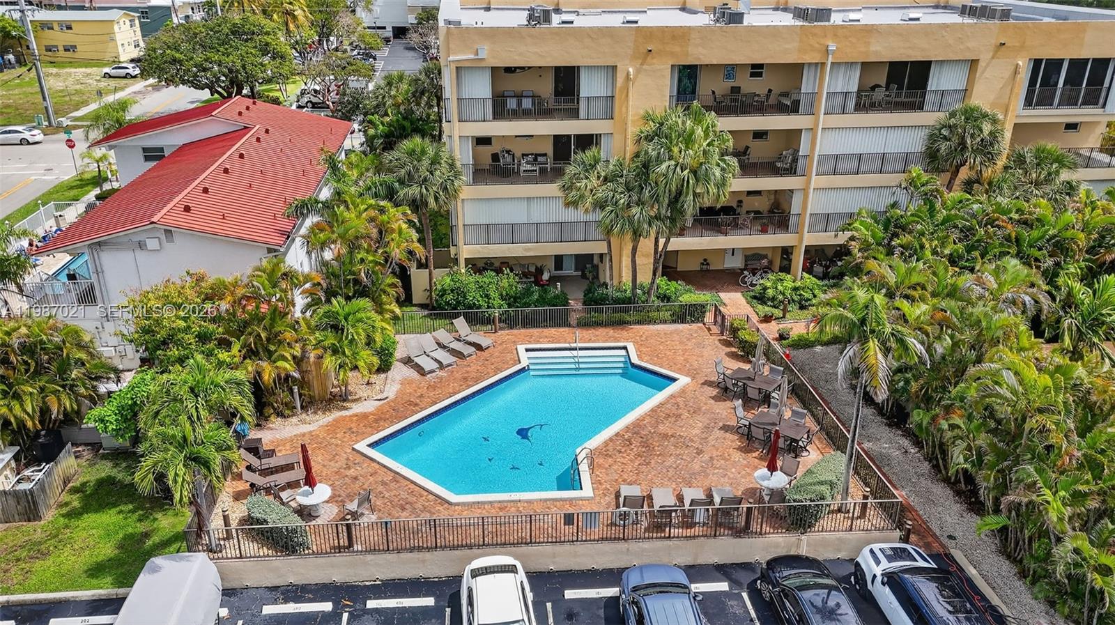 BEACH HOUSE VILLAGE CONDO - Residential