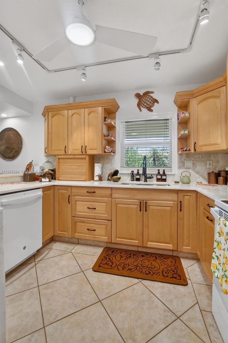 BEACH HOUSE VILLAGE CONDO - Residential