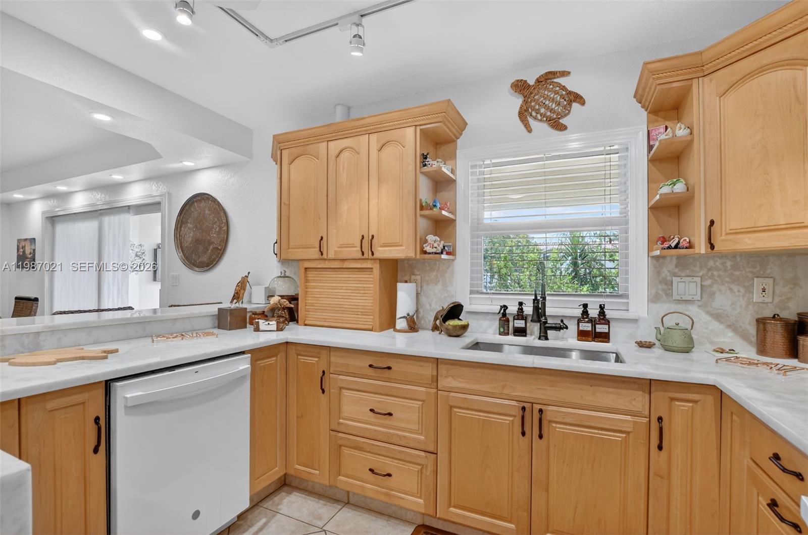 BEACH HOUSE VILLAGE CONDO - Residential