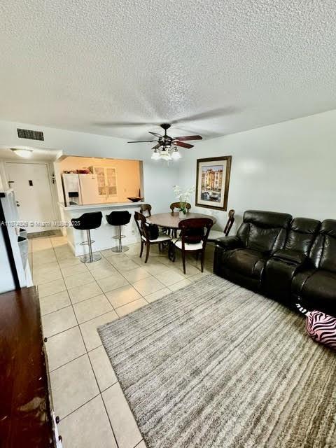 INVESTOR OPPORTUNITY!! Well maintained and spacious 2-bedroom, 2-bathroom apartment ready to have new owners! This condo is currently generating immediate rental income from day one. Conveniently located near shops, restaurants, and major highways. Don’t miss out on this excellent investment opportunity!!!