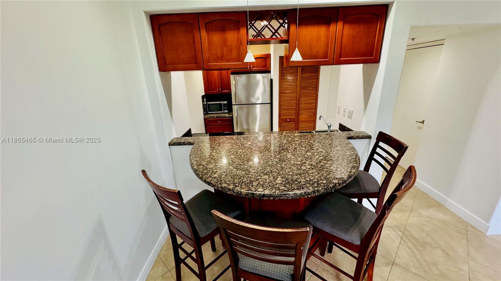 Great opportunity to live in prestigious Brickell Key. Best price for a one bedroom and 1 1/2 bathroom in the island. Open kitchen with huge granite counter, close to downtown, south beach, walking distance to restaurants, shops and Mary Brickell Village and much more. Great amenities (2 pools, gym, sauna, tennis, library, covered parking, grocery market and 24 hour security). Unit is in the lobby so it has higher height feet ceiling.