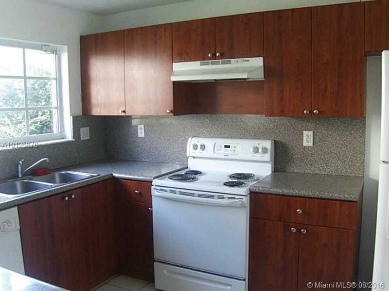 Great 3/2 1/2 corner unit with garage and driveway for two cars. Community pool and gym. Gated community and Security guard. MUST SEE