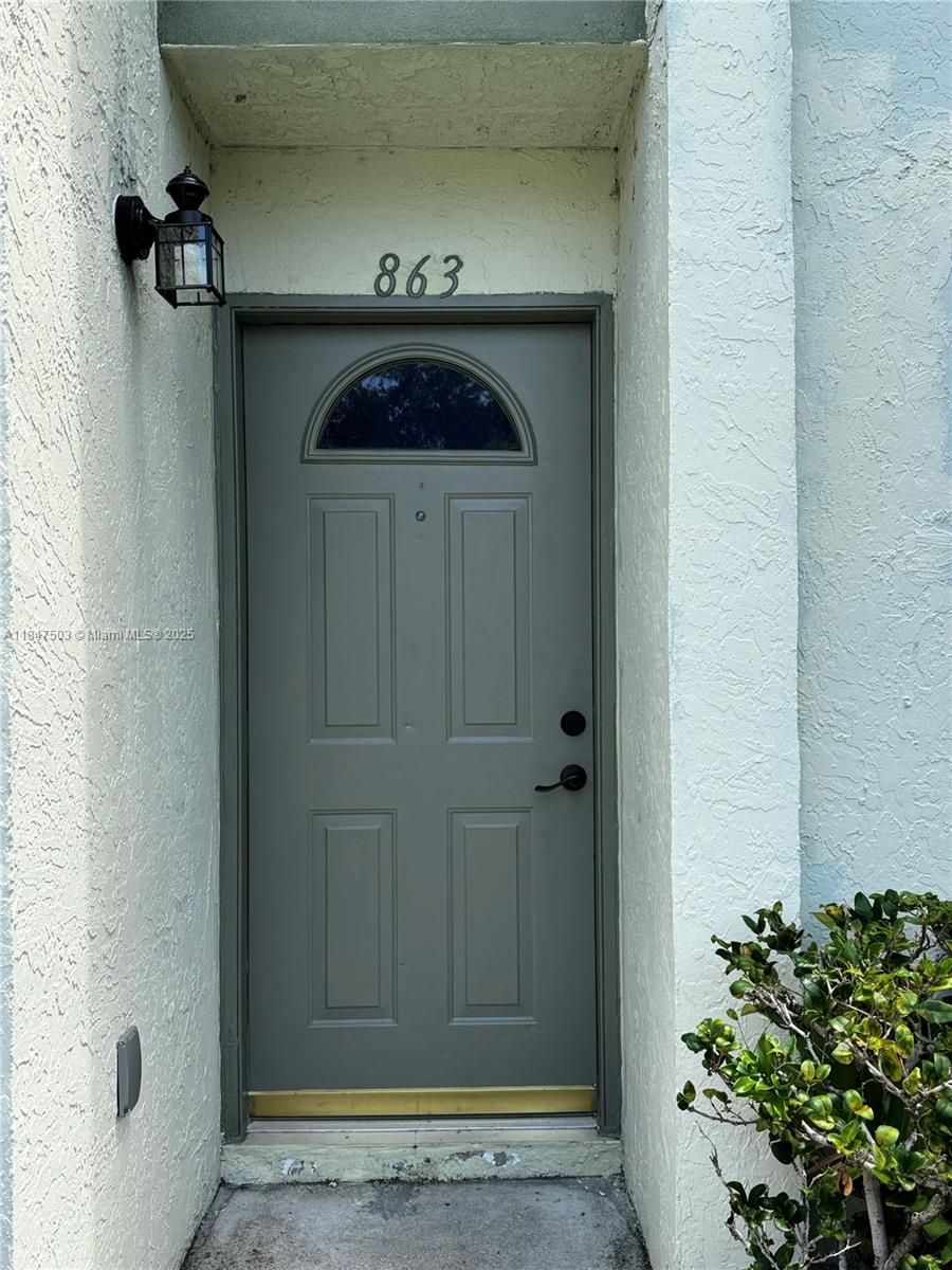 Come to see this beautiful townhouse near all major roads and restaurants. This unit is all tiled, half bath down stairs and 2 bedrooms with their own bathrooms. Patio in the back for you and your family to enjoy with lake view. All ages and easy to show.