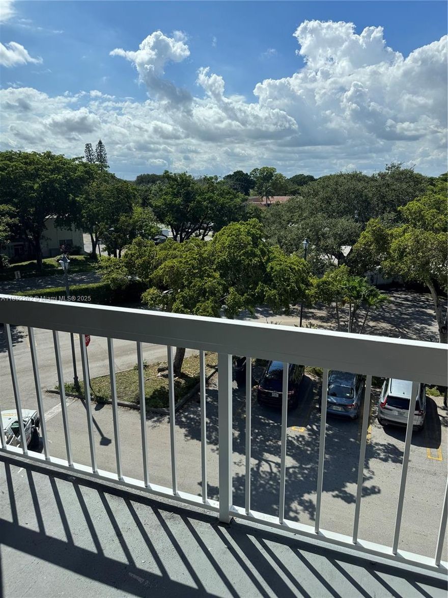 Welcome to Kings Creek.  This 1 bedroom, 1 bath unit is set in a beautifully kept, quiet community.  Community has pools, tennis courts, and walking paths.  Located near US-1, Palmetto Expressway.  Minutes from Dadeland Mall, Baptist Hospital, shopping, dining and much more.  Convenient Miami Style Living.