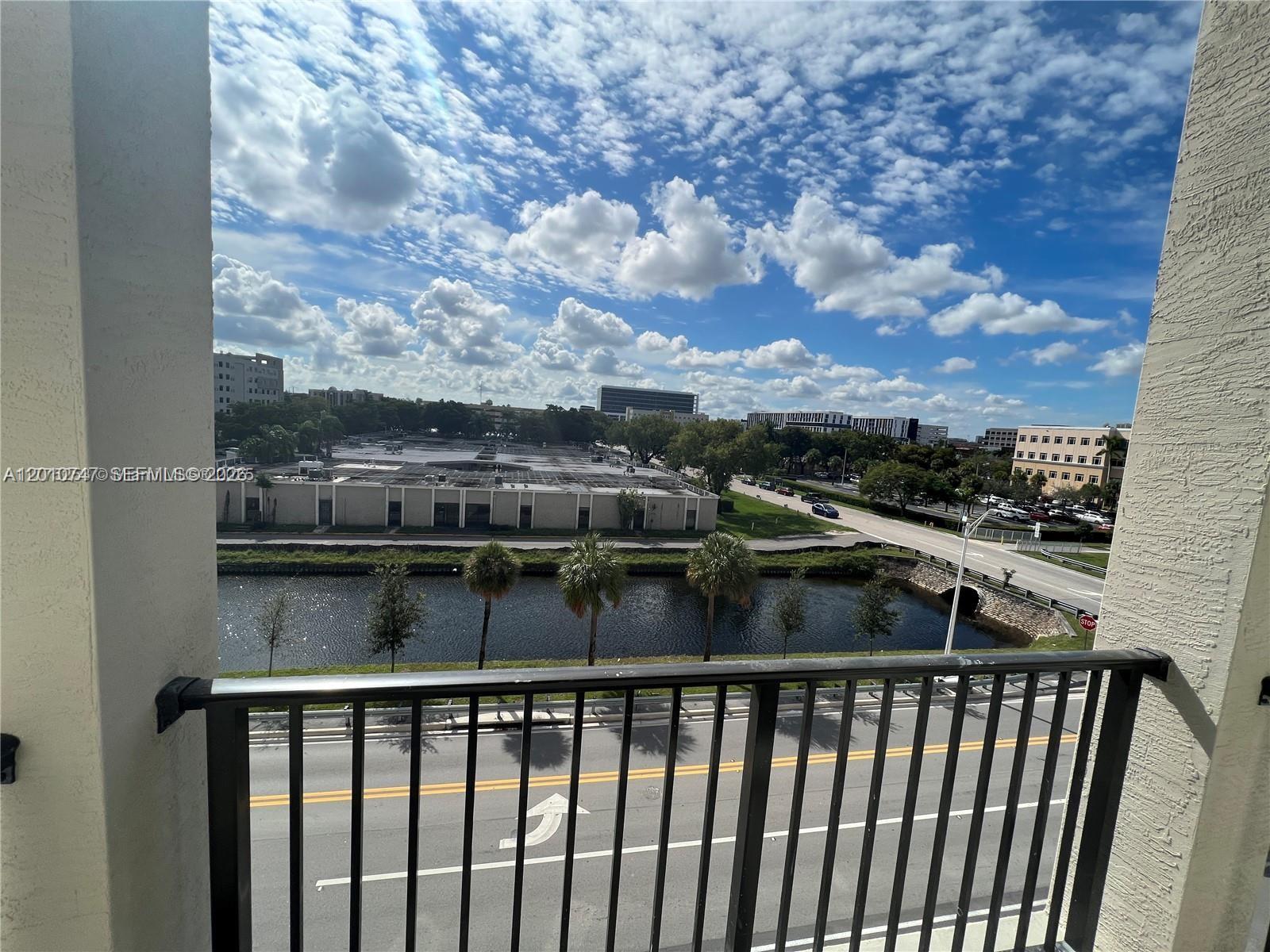DOWNTOWN DORAL SOUTH PHAS - Residential