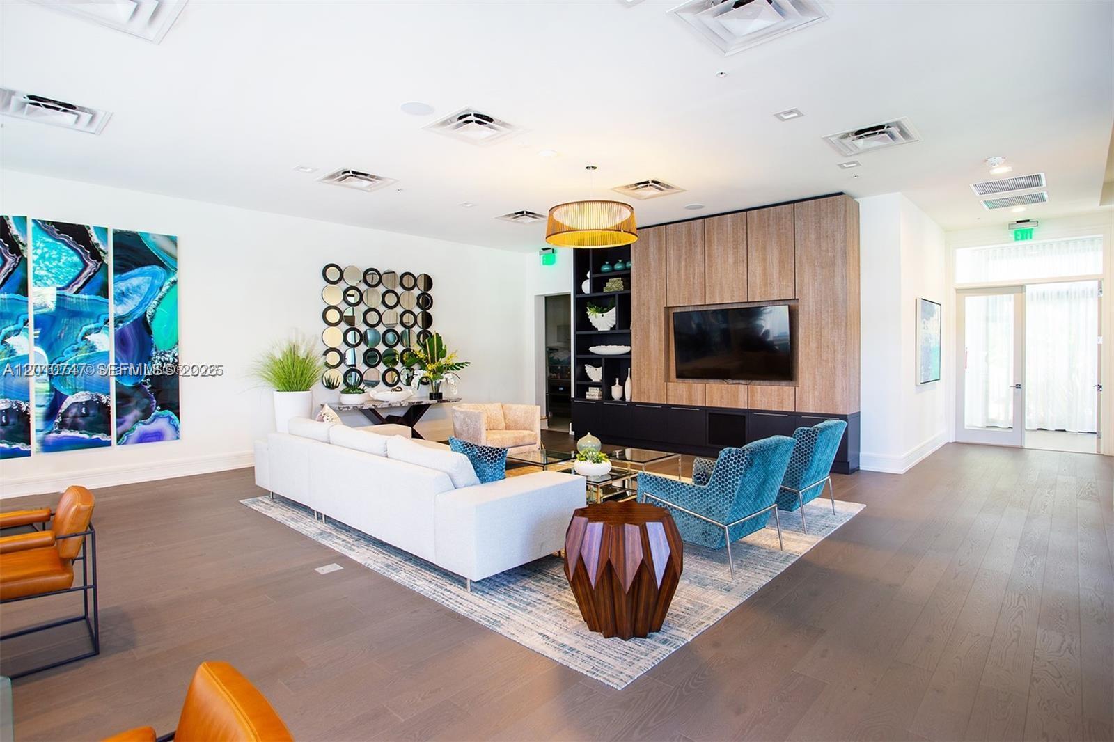 DOWNTOWN DORAL SOUTH PHAS - Residential