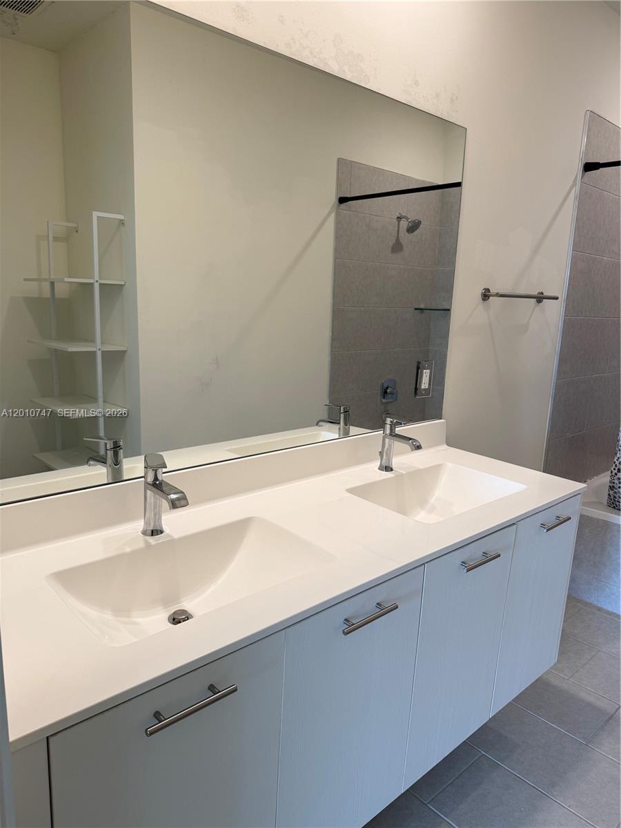 DOWNTOWN DORAL SOUTH PHAS - Residential