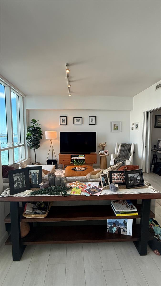 THE CRIMSON CONDO - Residential