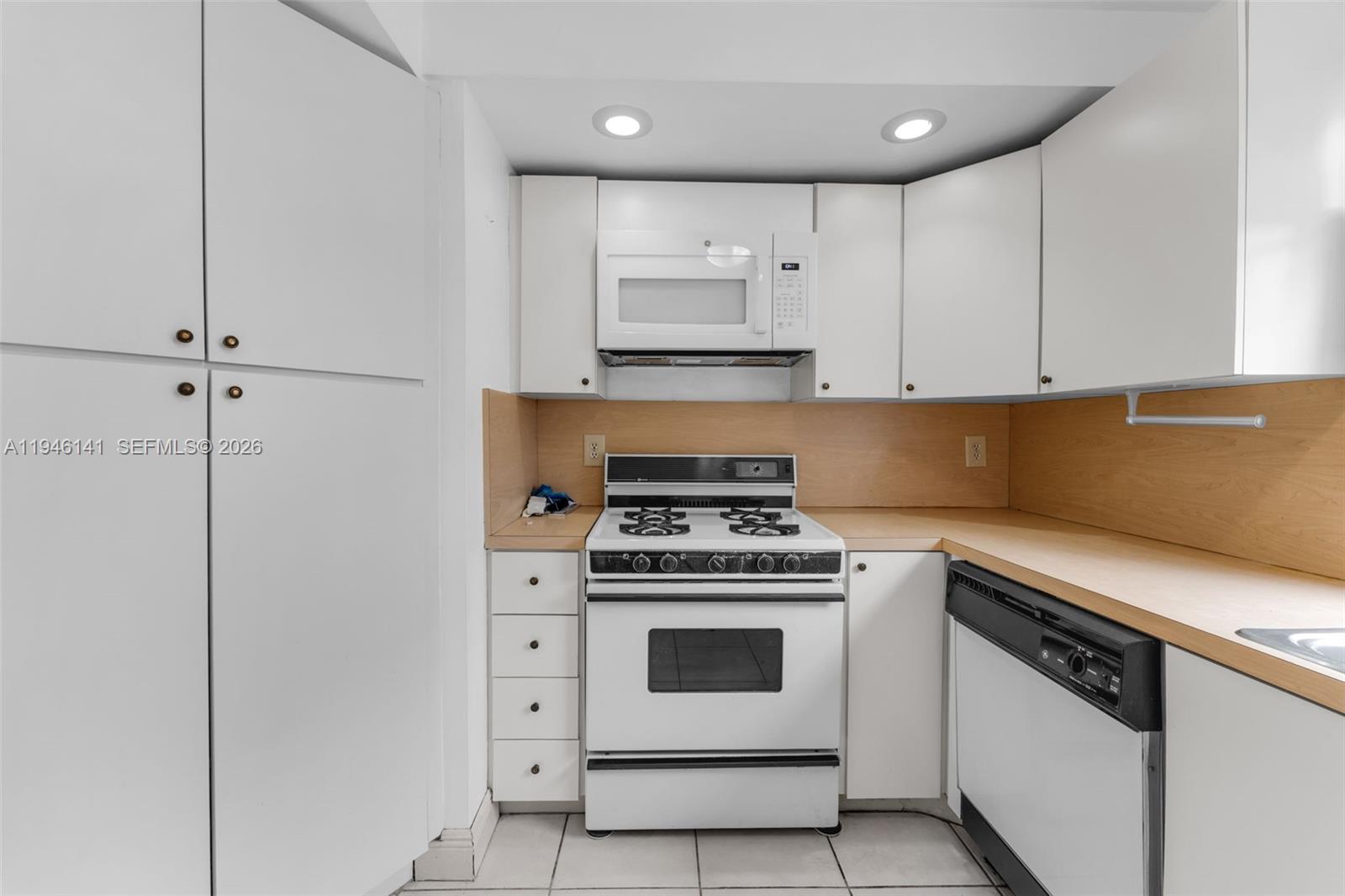 SNAPPER CREEK TOWNHOUSES - Residential