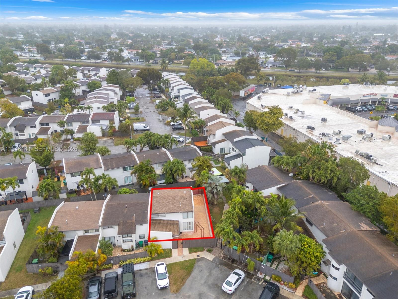 SNAPPER CREEK TOWNHOUSES - Residential