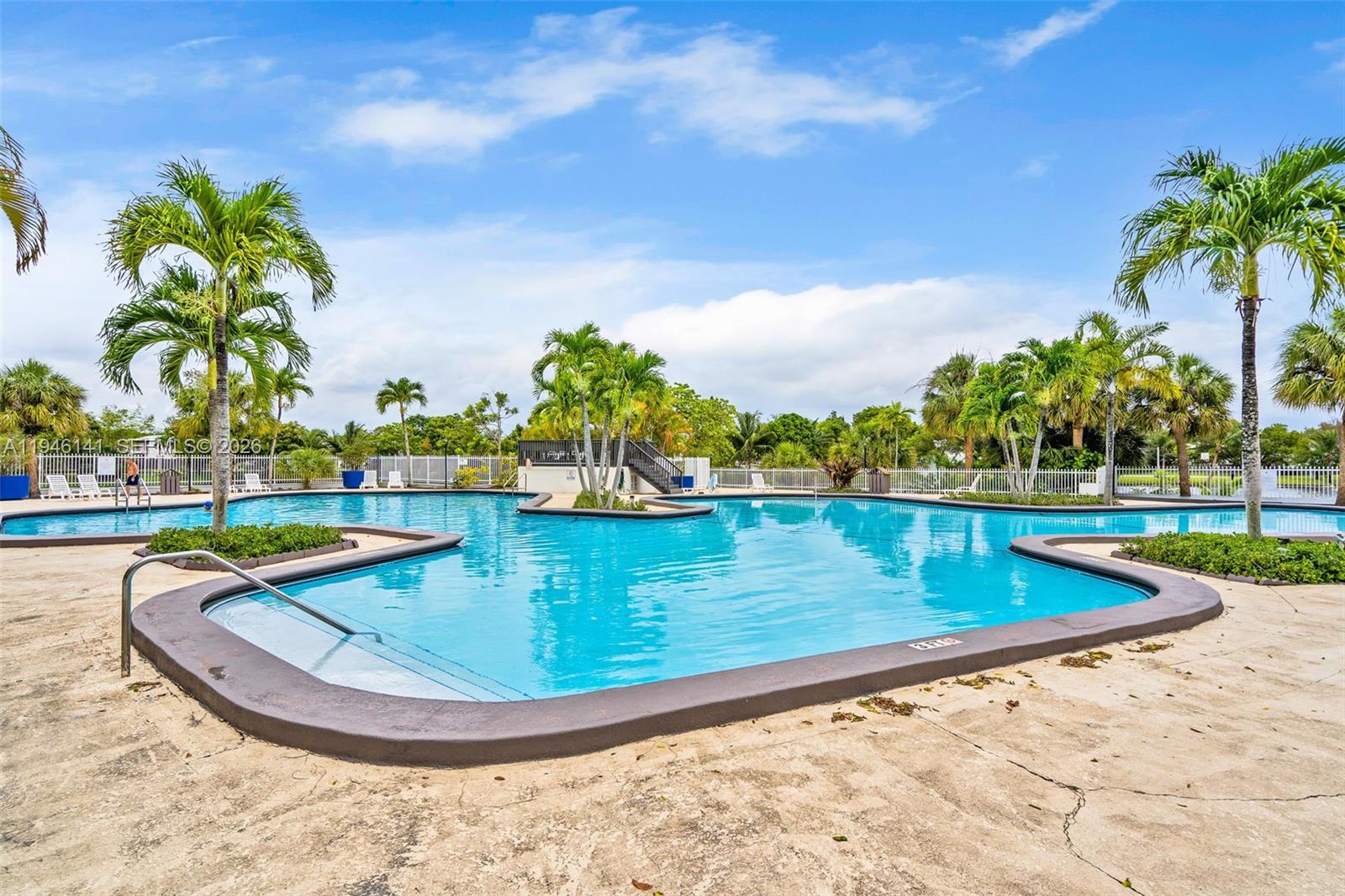 SNAPPER CREEK TOWNHOUSES - Residential