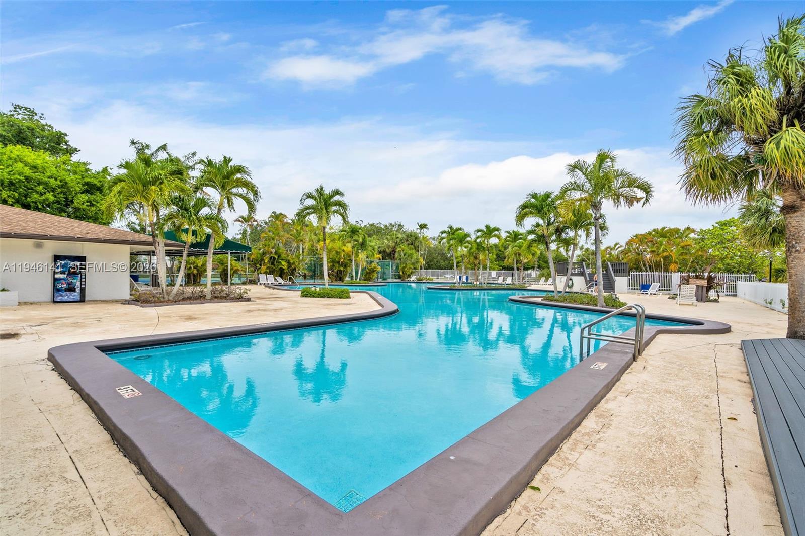 SNAPPER CREEK TOWNHOUSES - Residential