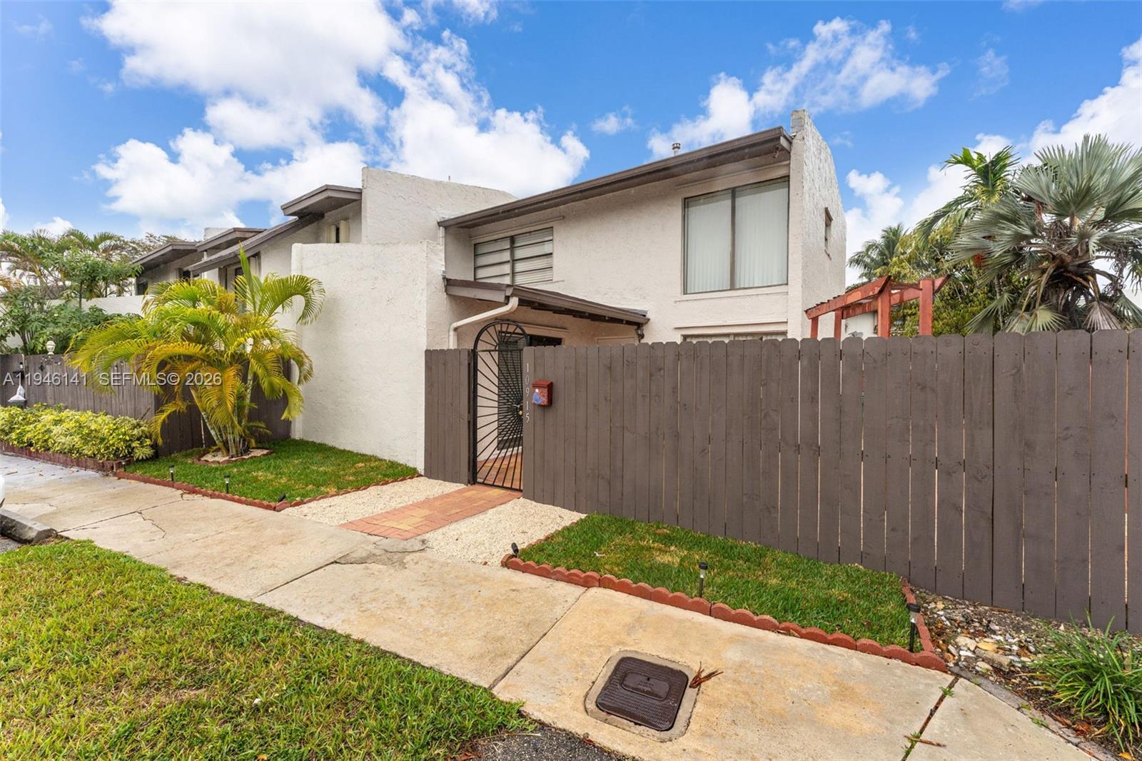 SNAPPER CREEK TOWNHOUSES - Residential