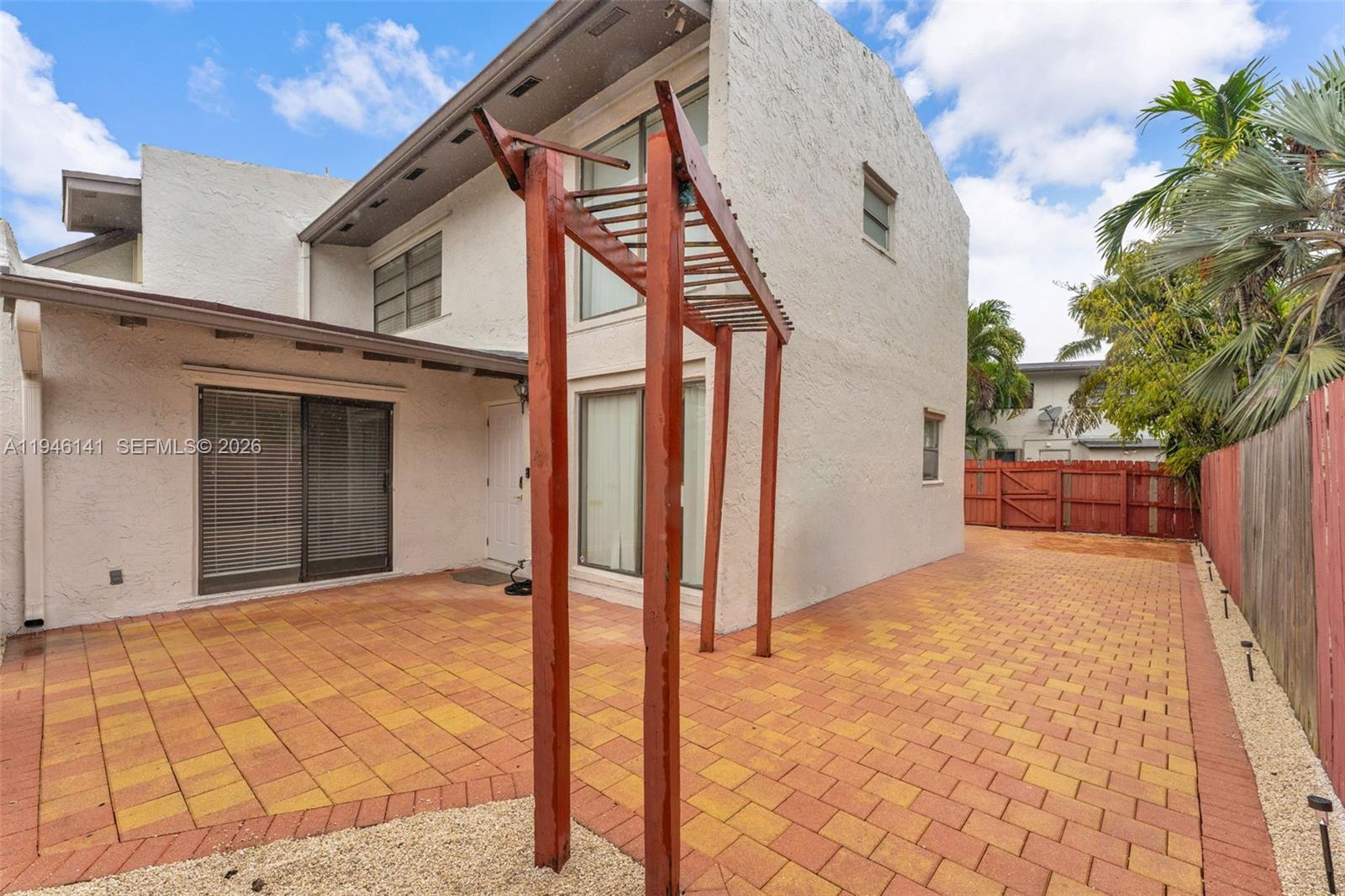 SNAPPER CREEK TOWNHOUSES - Residential