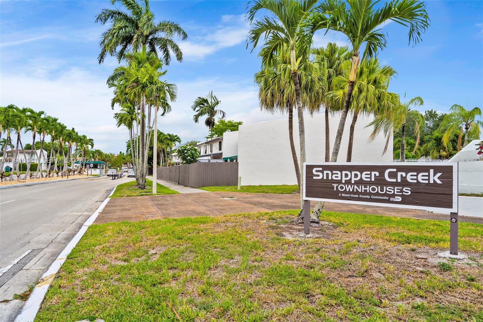 SNAPPER CREEK TOWNHOUSES - Residential