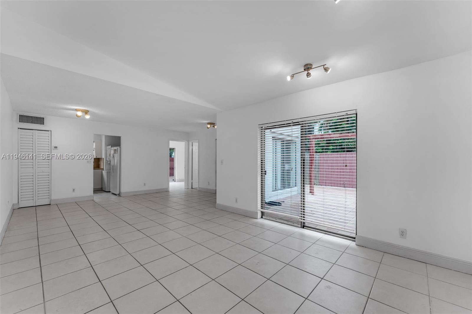 SNAPPER CREEK TOWNHOUSES - Residential