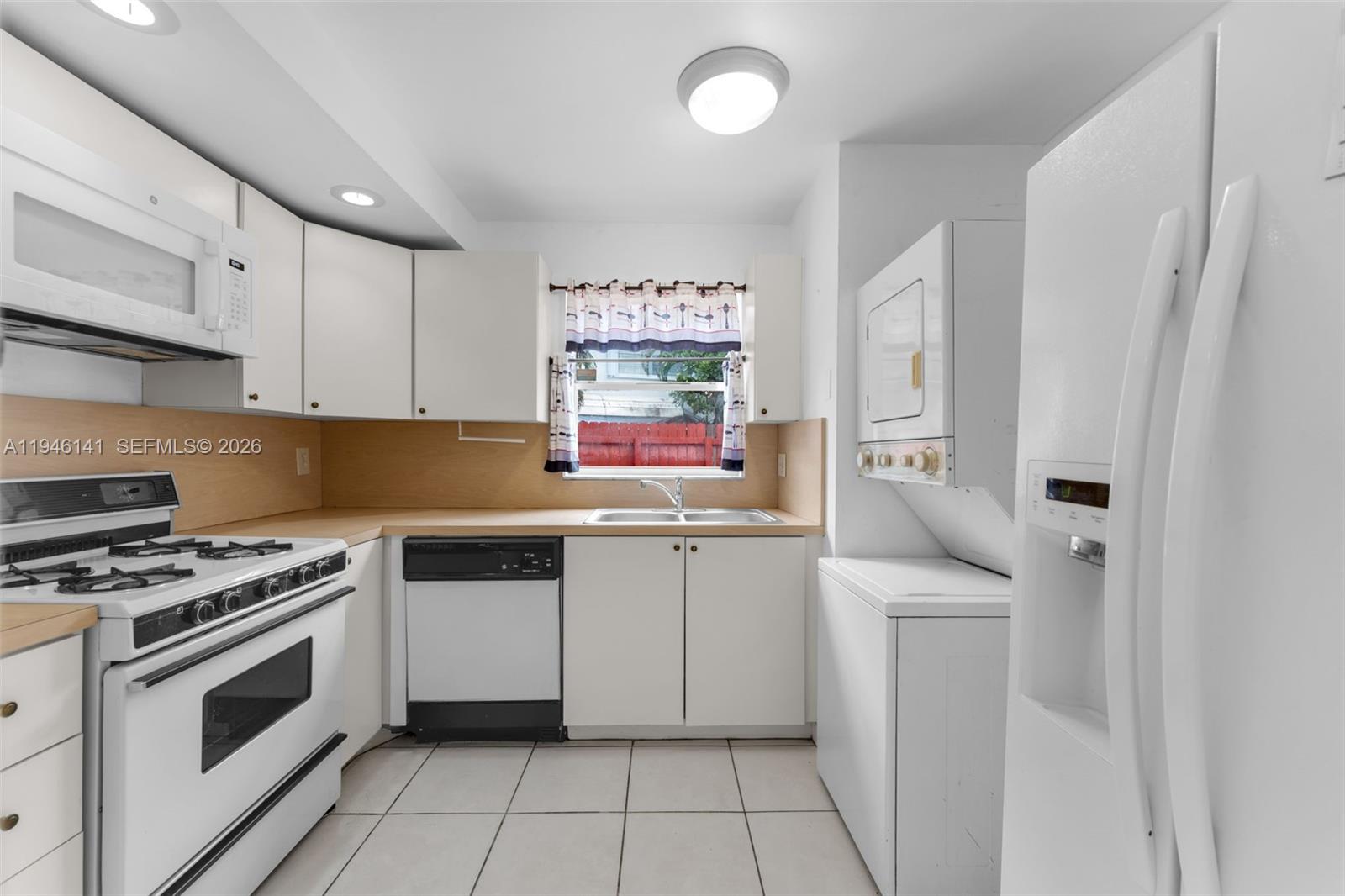 SNAPPER CREEK TOWNHOUSES - Residential