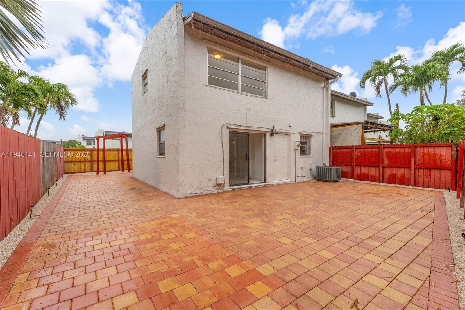 SNAPPER CREEK TOWNHOUSES - Residential