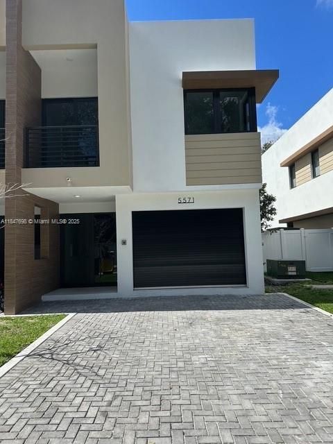 Photo of 5571 W Oak Way, Dania Beach, FL 33314 (MLS # A11847698)