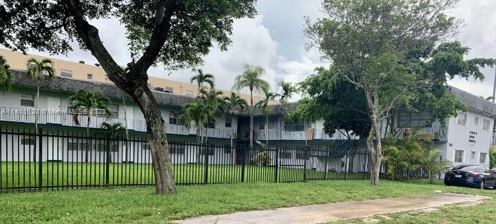 1 bedroom 1 Bathroom. Great Location, Great Schools. Large updated unit. Tile throughout, freshly painted, central A/C, updated Kitchen and Bathroom. Washer and Dryer in the unit. Trash collection and pest control services are included. Close to Hollywood Circle and Minutes to Major Shops.