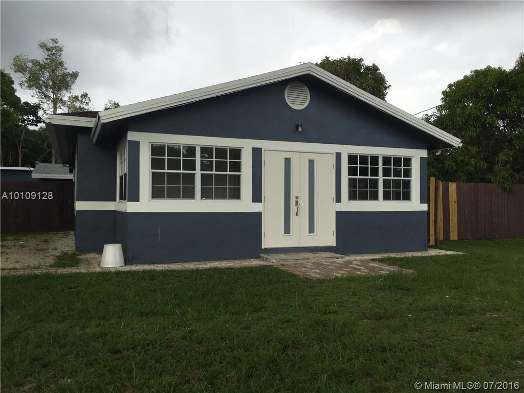 LARGE HOUSE 2/1 PLUS OFFICE WITH THE FEEL OF KEY WEST!LAMINATE FLOORS,VAULTED CEILINGS,MUD ROOM AND HUGE YARD. VERY LARGE ROOMS.,,, NO NO PETS!!! additional $300 per month for water and electric PER MONTH