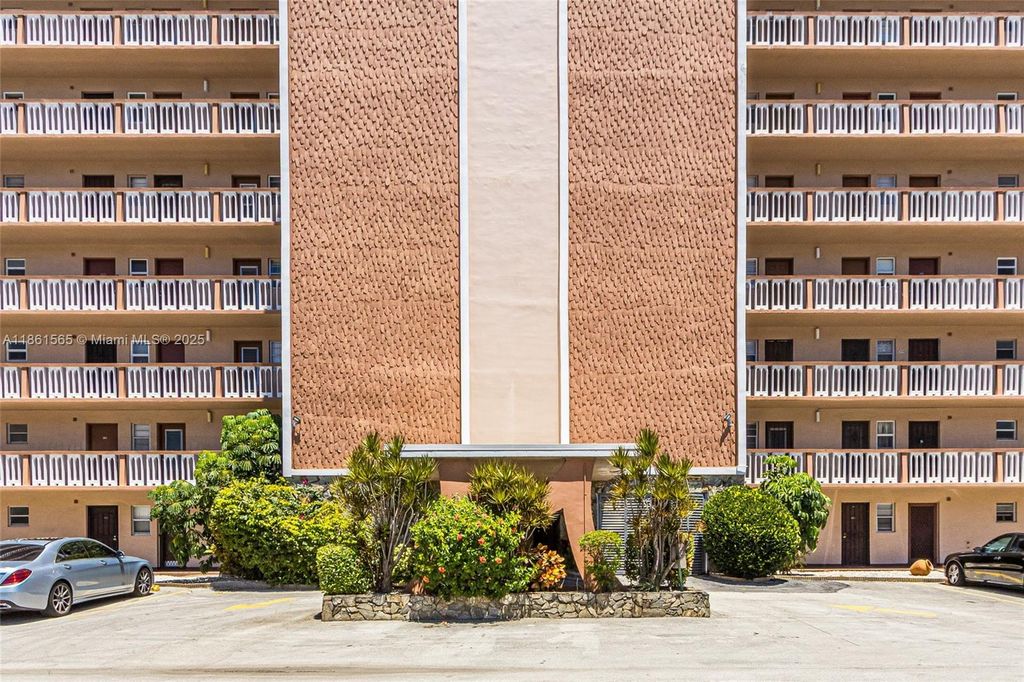 Photo of 301 NE 14th Ave #108, Hallandale Beach, FL 33009 (MLS # A11861565)