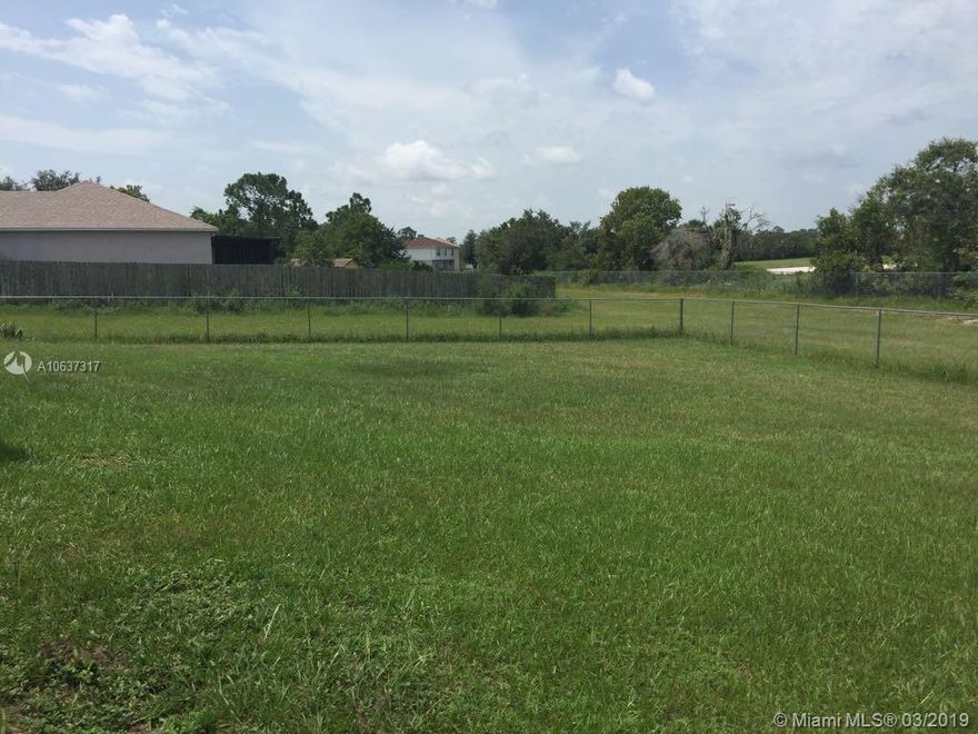 LARGE PROPERTY LOCATED IN LAKE MARION TOTALING 2,724 SQ FT. RIGHT BEHIND LAKE MARION CREEK ELEMENTARY SCHOOL. LOCATED IN POLK COUNTY. BEAUTIFUL LOT WITH ONE OF THE LARGEST LOTS IN THE AREA. WITHIN A 45 MINUTE DRIVE TO DISNEY WORLD.
