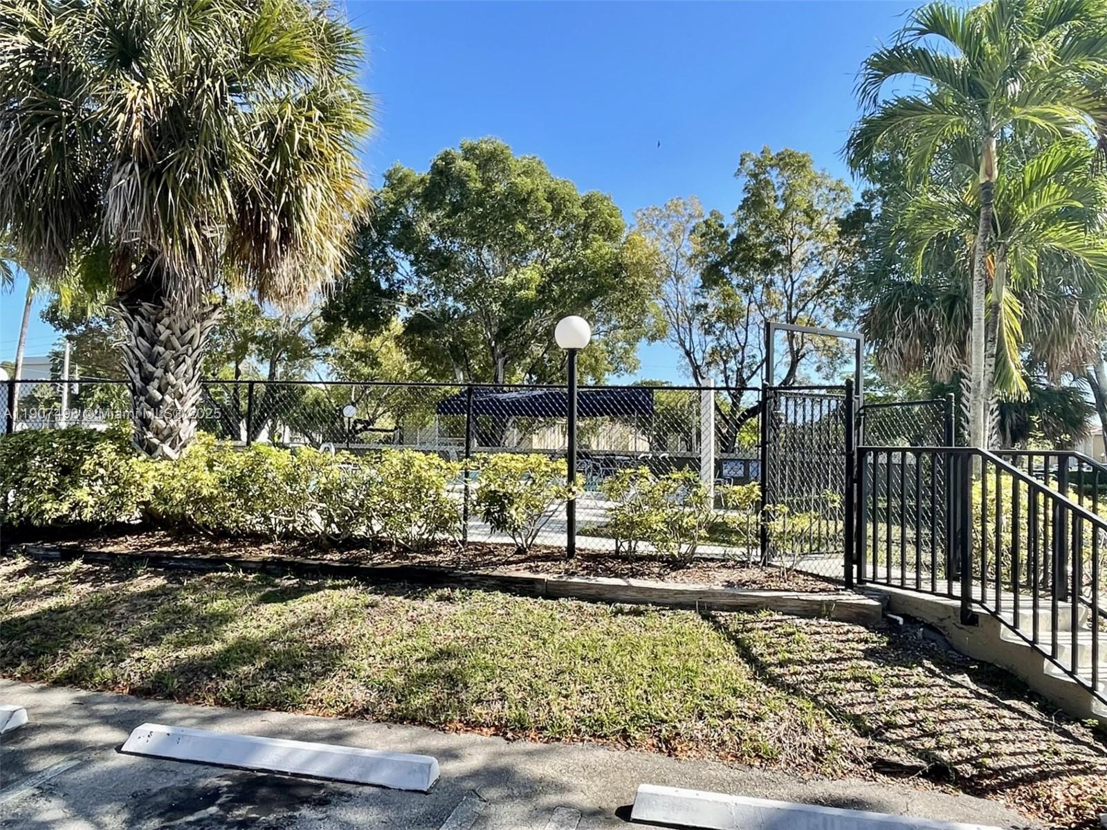 CORAL SPRINGS ESTATE TOWN - Residential Lease