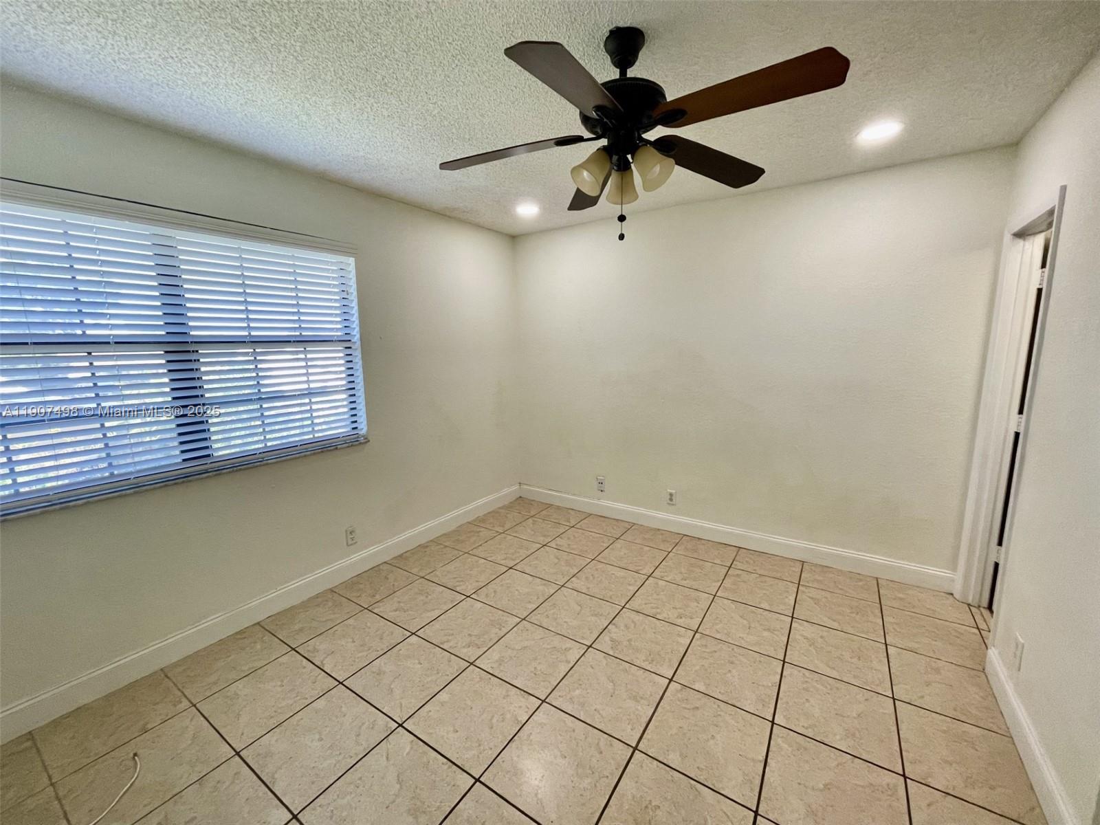 CORAL SPRINGS ESTATE TOWN - Residential Lease