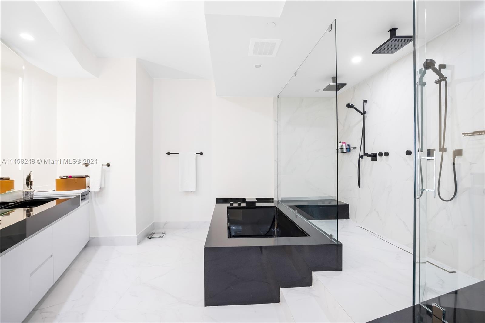 18555 COLLINS AVENUE COND - Residential