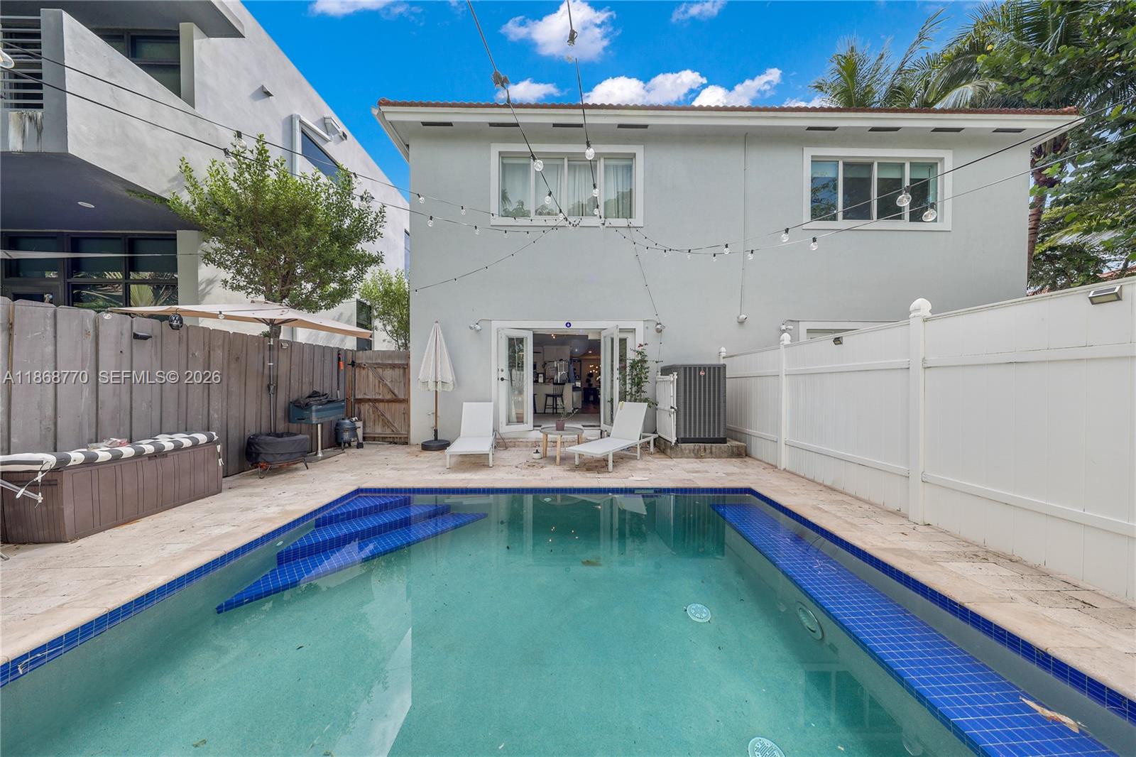 NEW YORK STREET CONDO - Residential