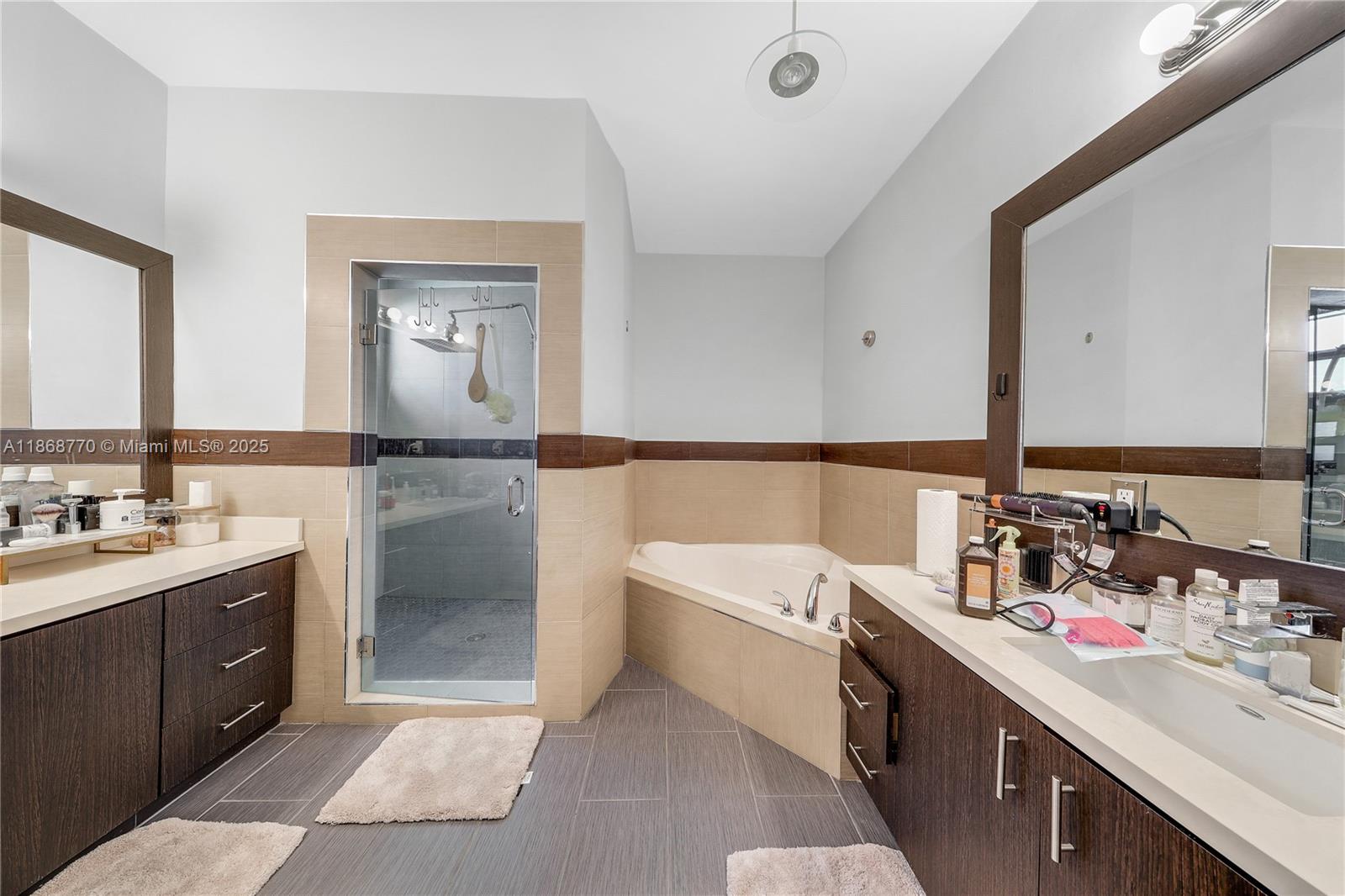 NEW YORK STREET CONDO - Residential