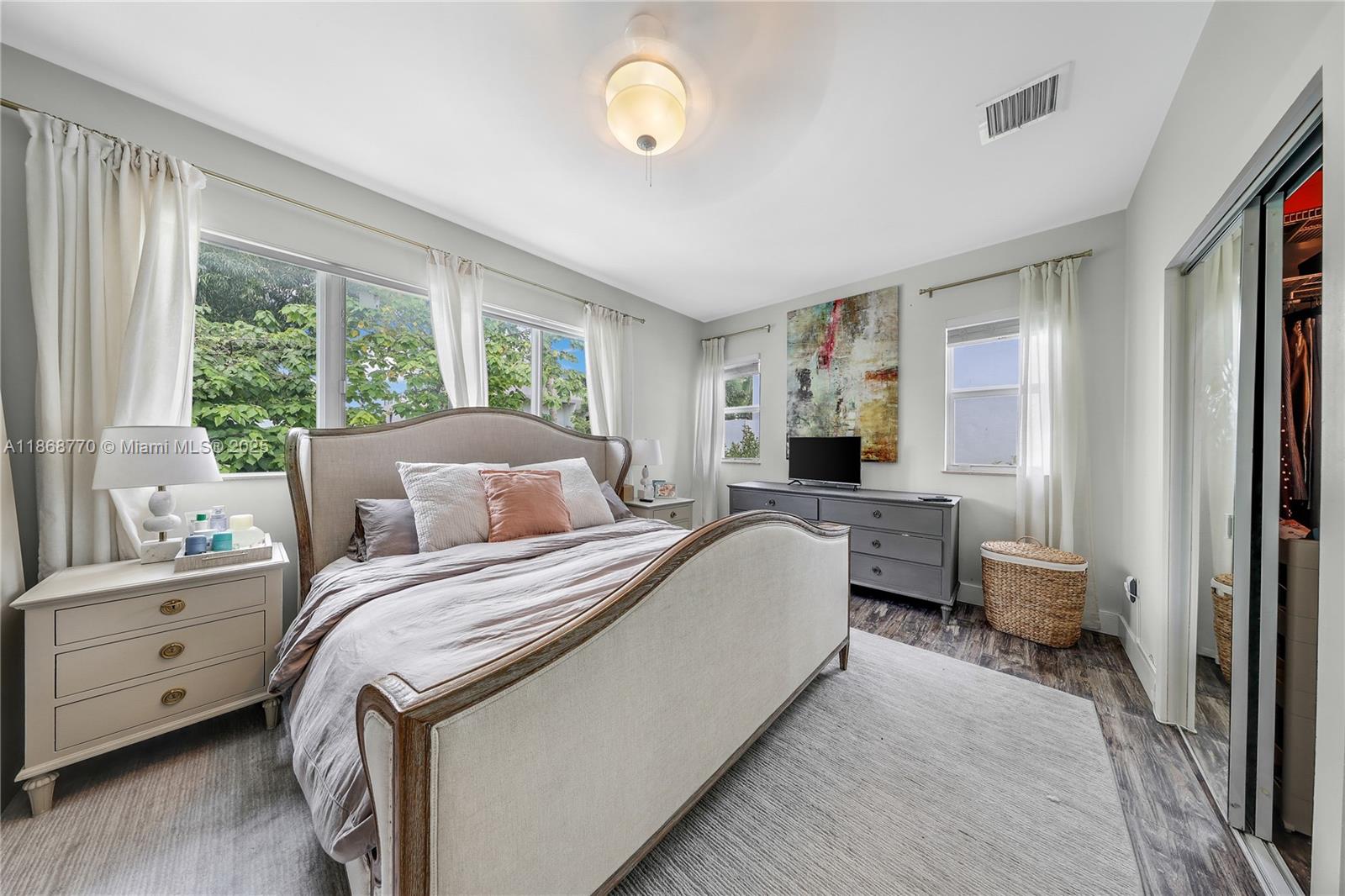 NEW YORK STREET CONDO - Residential