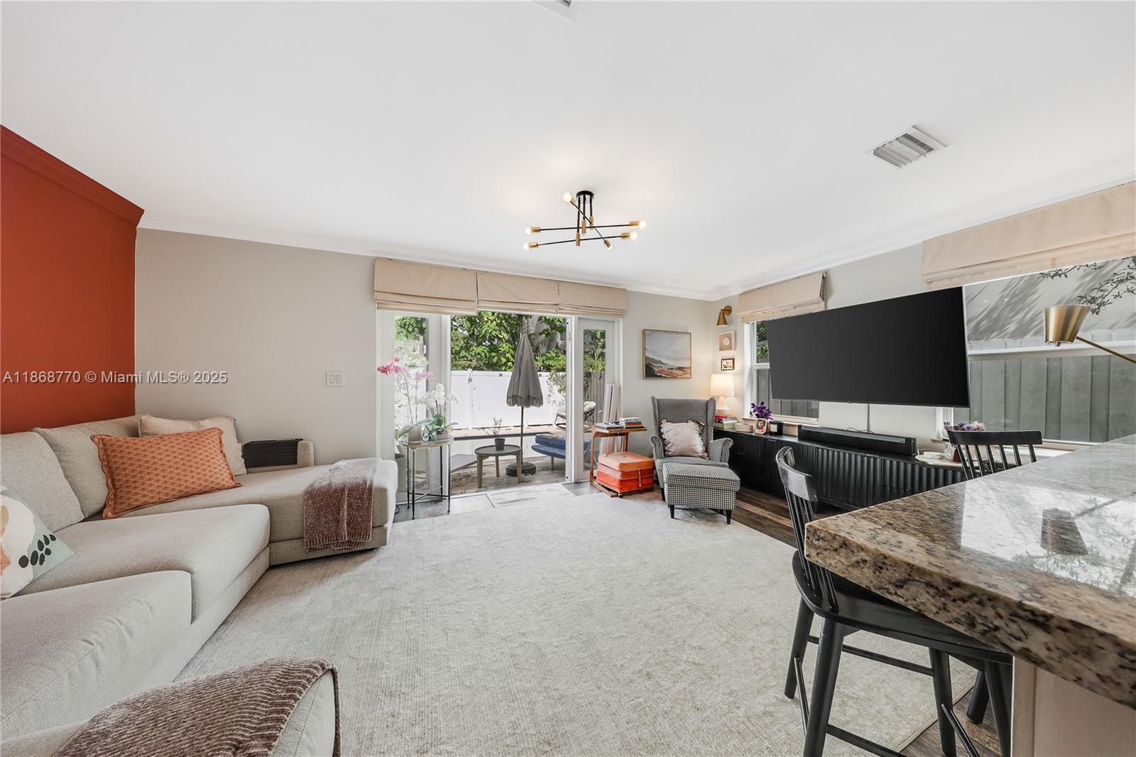 NEW YORK STREET CONDO - Residential