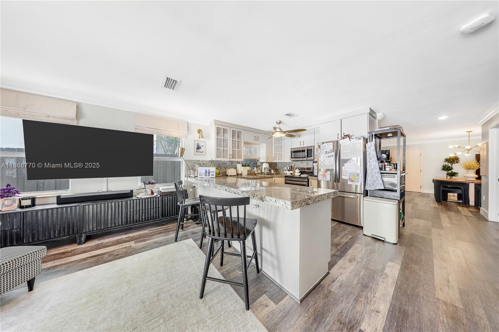 NEW YORK STREET CONDO - Residential