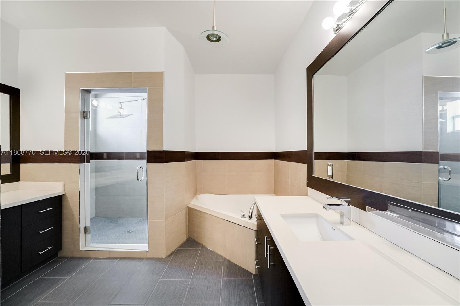 NEW YORK STREET CONDO - Residential