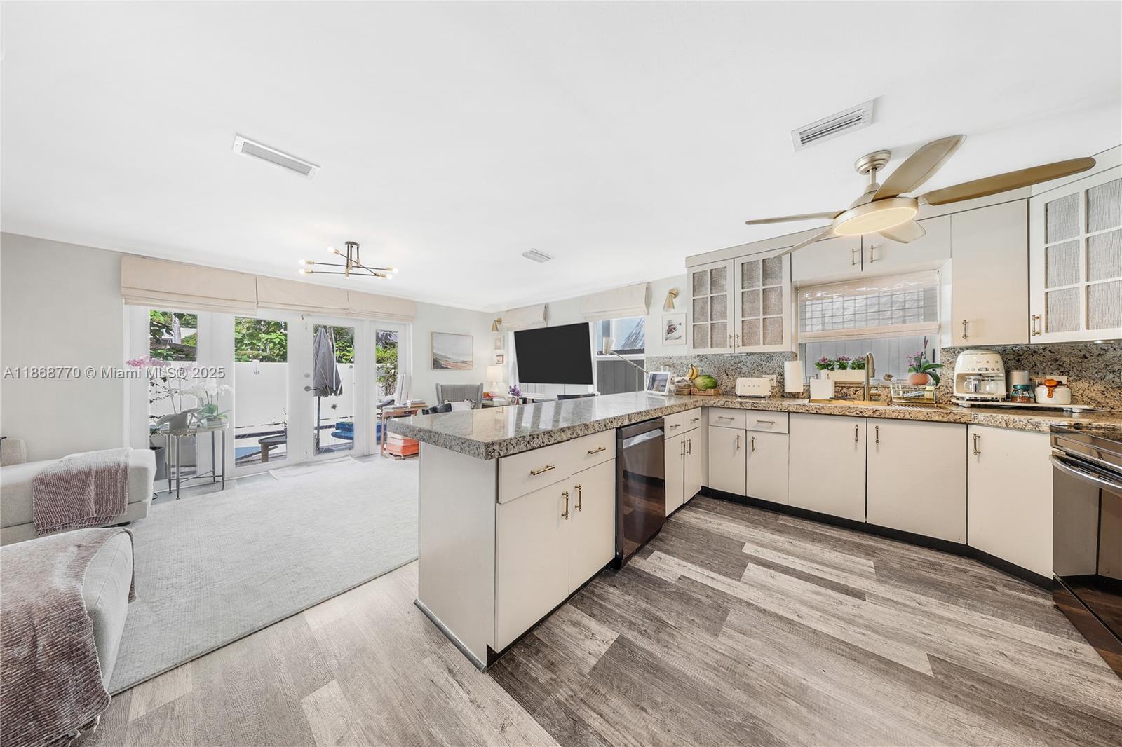 NEW YORK STREET CONDO - Residential