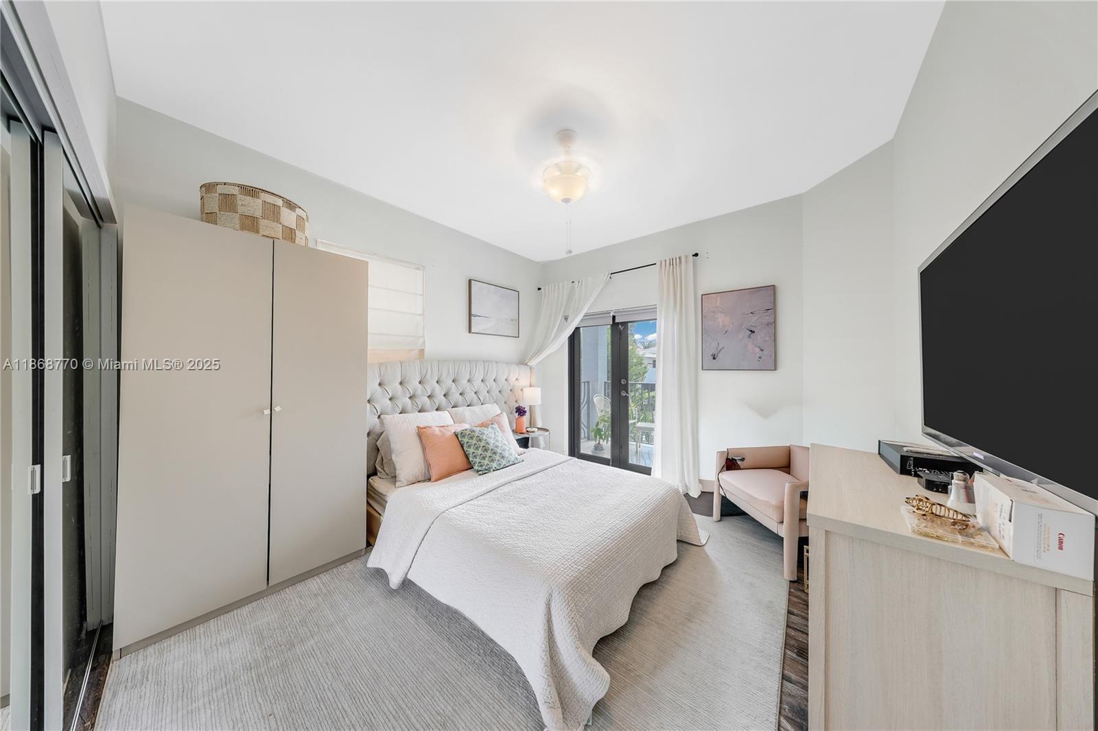 NEW YORK STREET CONDO - Residential