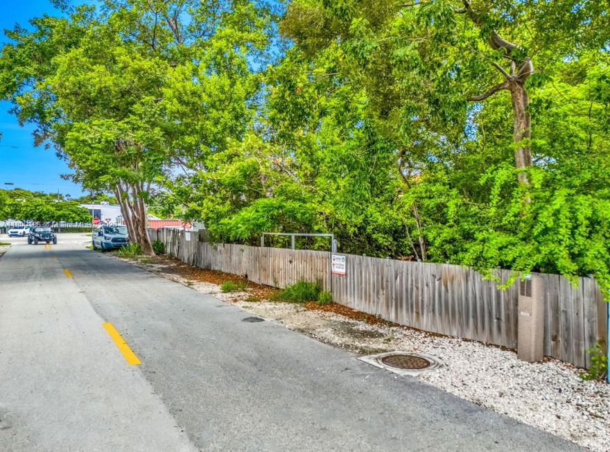 This is your chance to own a buildable lot in key largo ocean side 
This lot must be purchased along with an adjacent 'back to back' lot Both
The other lot address is 933 lobster ln 
Creating an amazing opportunity to build your dream home in one of the most sought after neighborhoods in key largo 
Possible Owner financing available