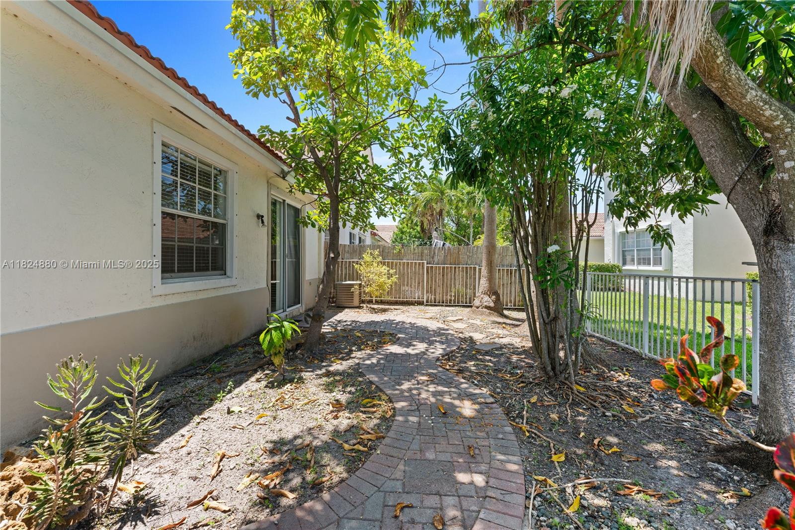 Grand Key AT SUNSET LAKES - Residential