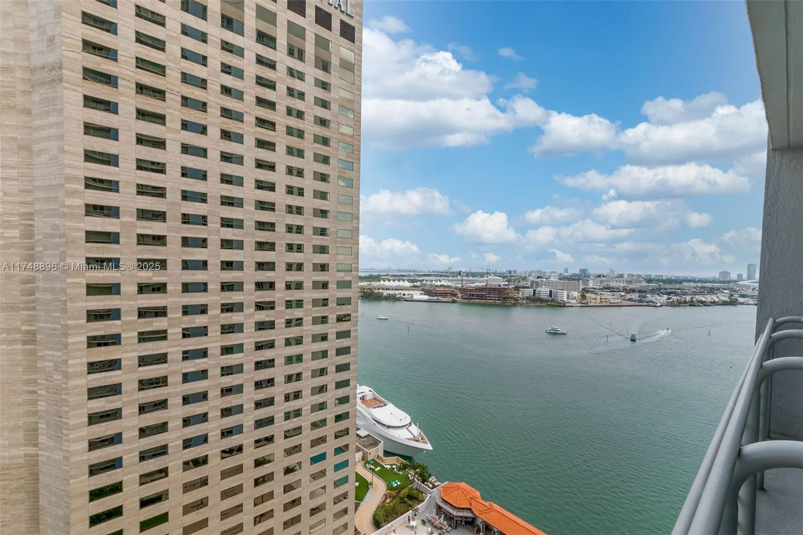 Miami, Florida 33131, United States, 1 Bedroom Bedrooms, ,1 BathroomBathrooms,Residential,Active,1414