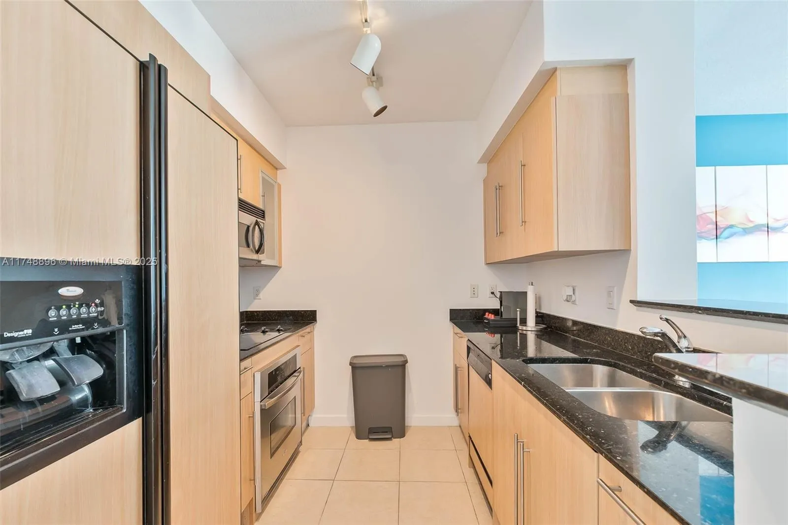 Miami, Florida 33131, United States, 1 Bedroom Bedrooms, ,1 BathroomBathrooms,Residential,Active,1414